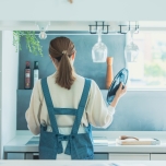 キッチンに立つ人の後ろ姿