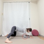 四つ這いから左脚を横に出して肘を肩の下の床に下した体勢