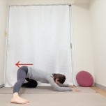 左脚を横に伸ばし、両富士を床に下した四つ這いからお尻を真後ろに引く股関節のストレッチ