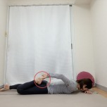 うつ伏せで左膝を曲げて右手で掴んだ体勢