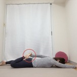 左手を前に伸ばしたうつ伏せで左膝を曲げて右手で掴んだ体勢