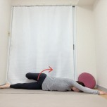 左手を前に伸ばし、左膝を曲げて右手で掴んだうつ伏せから、体をめくるように左から起こした体勢