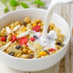 ミルクが注がれるグラノーラ