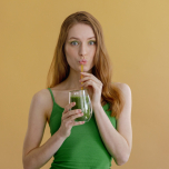 驚き顔で飲み物を飲む人