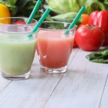 3杯のスムージーとたくさんの野菜