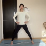 開脚前屈のポーズ①