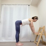 椅子の座面に手をつき、背筋を伸ばして前傾した体勢