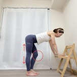 椅子の座面に手をつき、背筋を伸ばして前傾。右膝を曲げ、左脚のふくらはぎや腿裏を伸ばした体勢