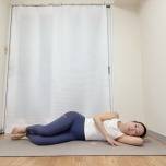 右腕を枕に、右側を下にして横向きで寝た体勢