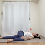 左膝を曲げ、右脚を伸ばした横向き寝から、胸を広げながら行うツイストストレッチ