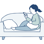 ソファでのんびりの女性