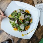 サラダを食べようとする人の手元