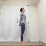 背中で両手を組んで、肩や胸を開いて立った体勢