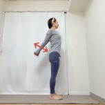 両手を背中の後ろで組み、肩や肩甲骨を下して握った手を上下に動かすストレッチ。