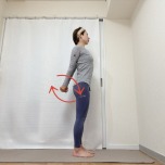 両手を背中の後ろで組み、肩や肩甲骨を下して握った手で円を描いて肩甲骨を動かすストレッチッチ。
