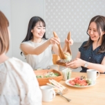 サラダを取り分ける