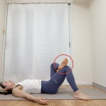 左脚を軸にして右の外くるぶしを左腿の上に乗せて4の字にした仰向けの体勢
