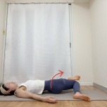 右脚を上にて4の字にした仰向けから両膝を右に倒すストレッチ