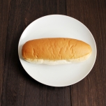 皿に乗ったコッペパン