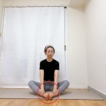 両手で足首を掴んだがっせきで座った体勢