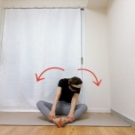 足首を掴んだがっせきで座り、骨盤を後ろに傾けて背中を丸め、上体を左右に揺らすエクササイズ