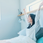 目覚める女性