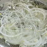 水にさらした玉ねぎ
