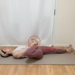 片脚をがっせきにして仰向けになり、片方の脚を伸ばしたストレッチ