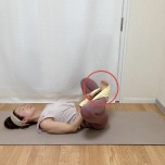 足にタオルを引っ掛けて行う、仰向けのがっせきストレッチ
