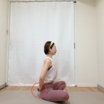 肘を曲げ、軽く手を握って腰に添え、あぐらで座った体勢
