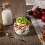 キウイとシリアル、乳製品の朝食