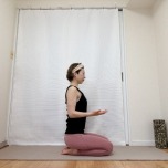 正座で座り、肘を９０度に曲げ、脇を締めて腕を体側に沿わせた体勢