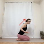脇を締め、肘を９０度に曲げた正座から、上体を斜め前に傾けた体勢