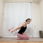 上体を前に傾けた正座から、脇を締めて腕を斜め後ろに伸ばす二の腕引き締めエクササイズ
