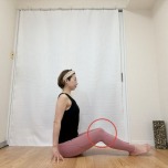 骨盤を立て、軽く膝を曲げて脚を伸ばした長座の体勢