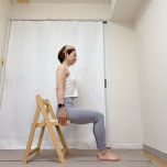 骨盤を立てて背筋を伸ばして椅子に座った体勢