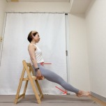 椅子の座面を持って座り、背筋をのばしたまま両脚を浮かせて斜め下に伸ばした体勢