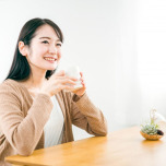 「知らずに飲んでたわ…」寝る前のハーブティー、実は逆効果になる人の特徴