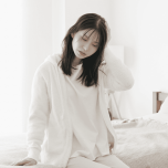 朝のだるさを感じる女性