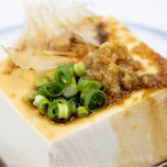 豆腐に、ただ混ぜるだけ!睡眠の質が上がる夜のたんぱく質レシピ
