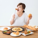 食欲増加している女性