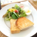 食パンとサラダ