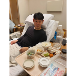 復帰に向けて治療に向き合う病床の原口さん。写真:(株)オフィスS.I.C提供