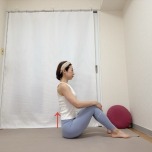 両膝を立て、膝を抱え、背筋を伸ばして座った体勢