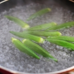 おくらを下茹でするイメージ