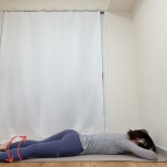 つま先を立てたうつ伏せでかかとを左右に揺らすエクササイズ