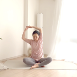 肩甲骨ほぐしのポーズ