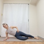 肩の下の床に左肘をつき、左膝を曲げて右足を伸ばした横向きの体勢