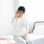頭痛に悩む女性