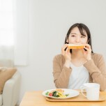 食パンを食べる女性